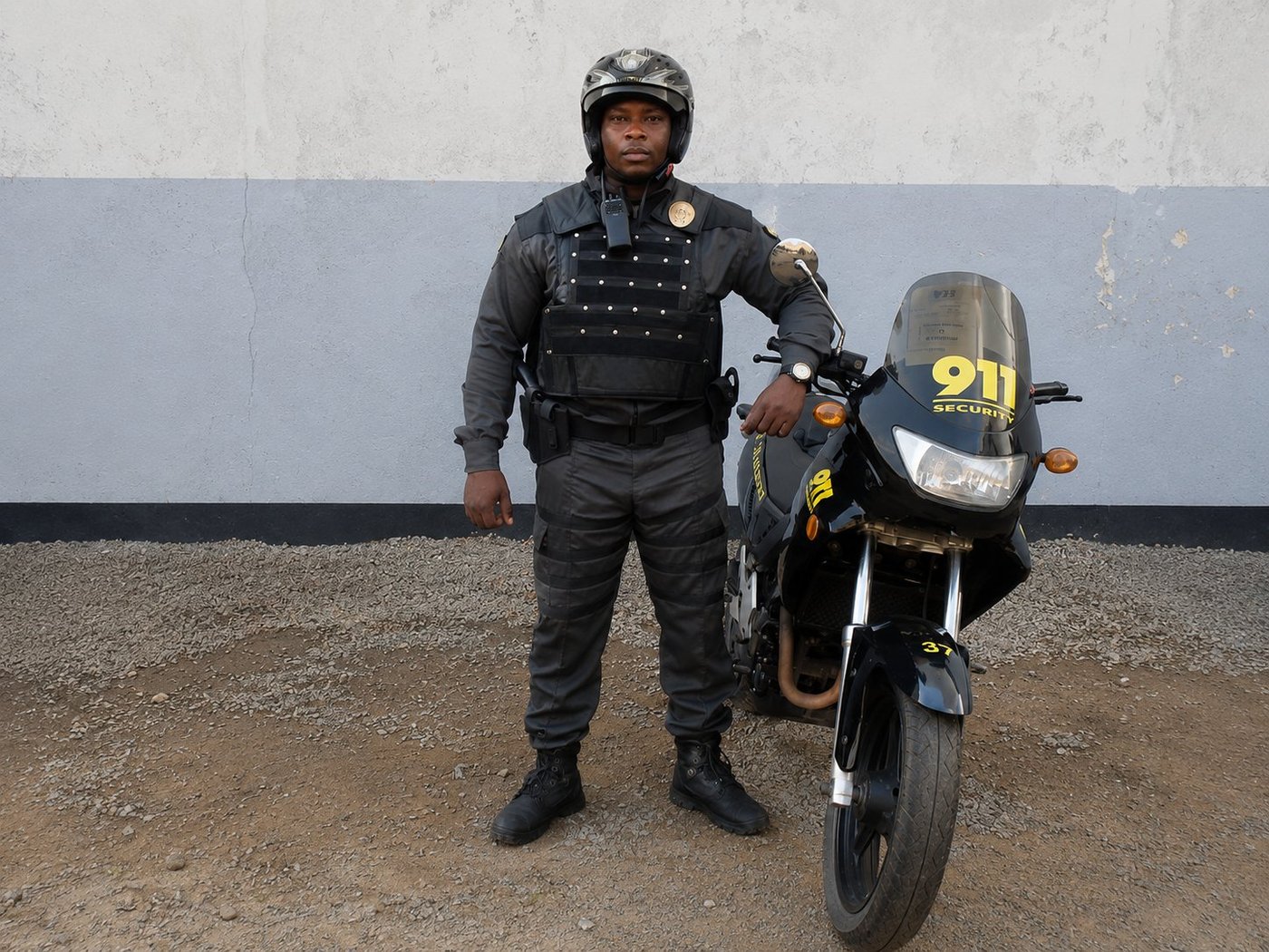 Agent d'intervention 911 SECURITY équipé et sa moto